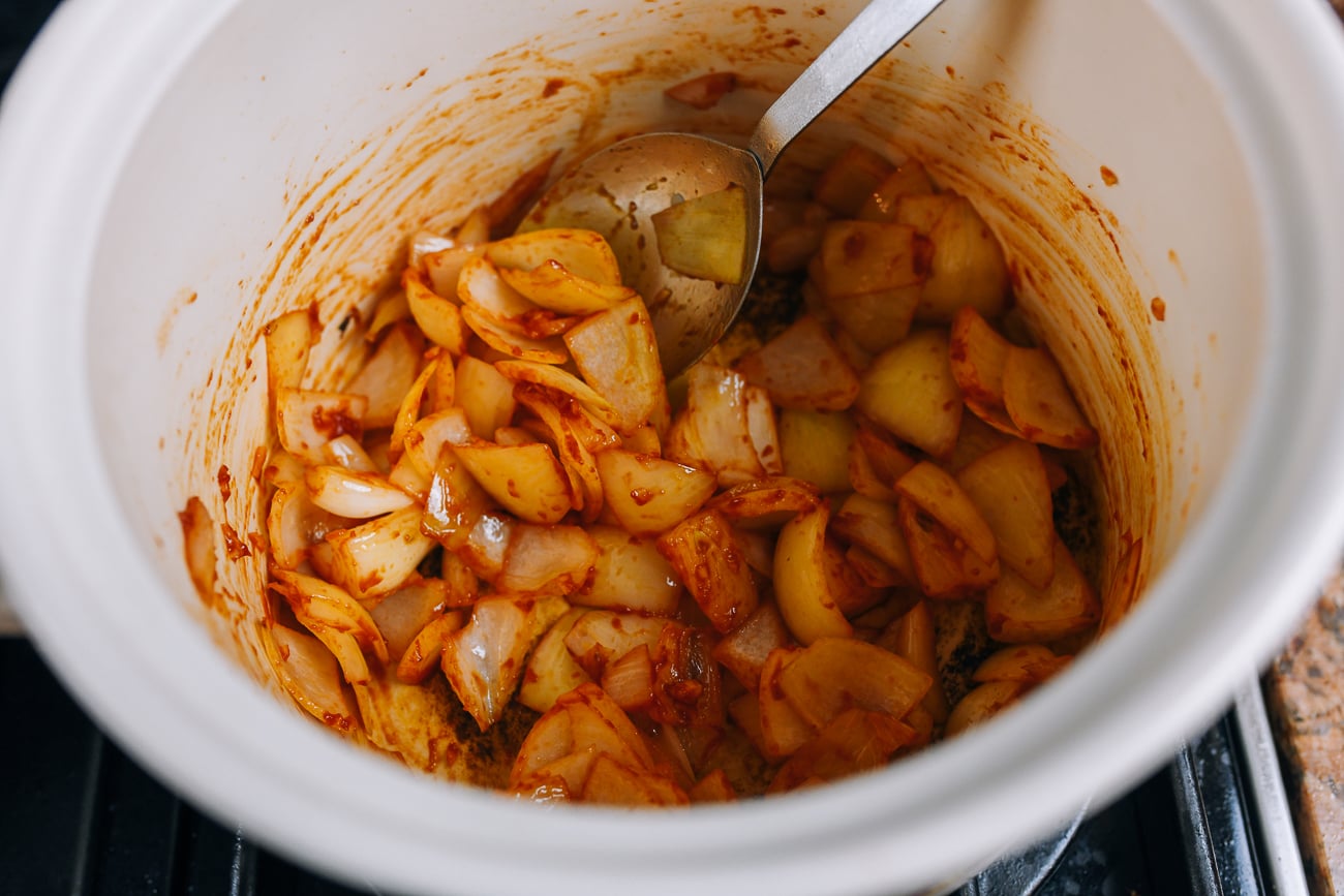 onions with tomato paste