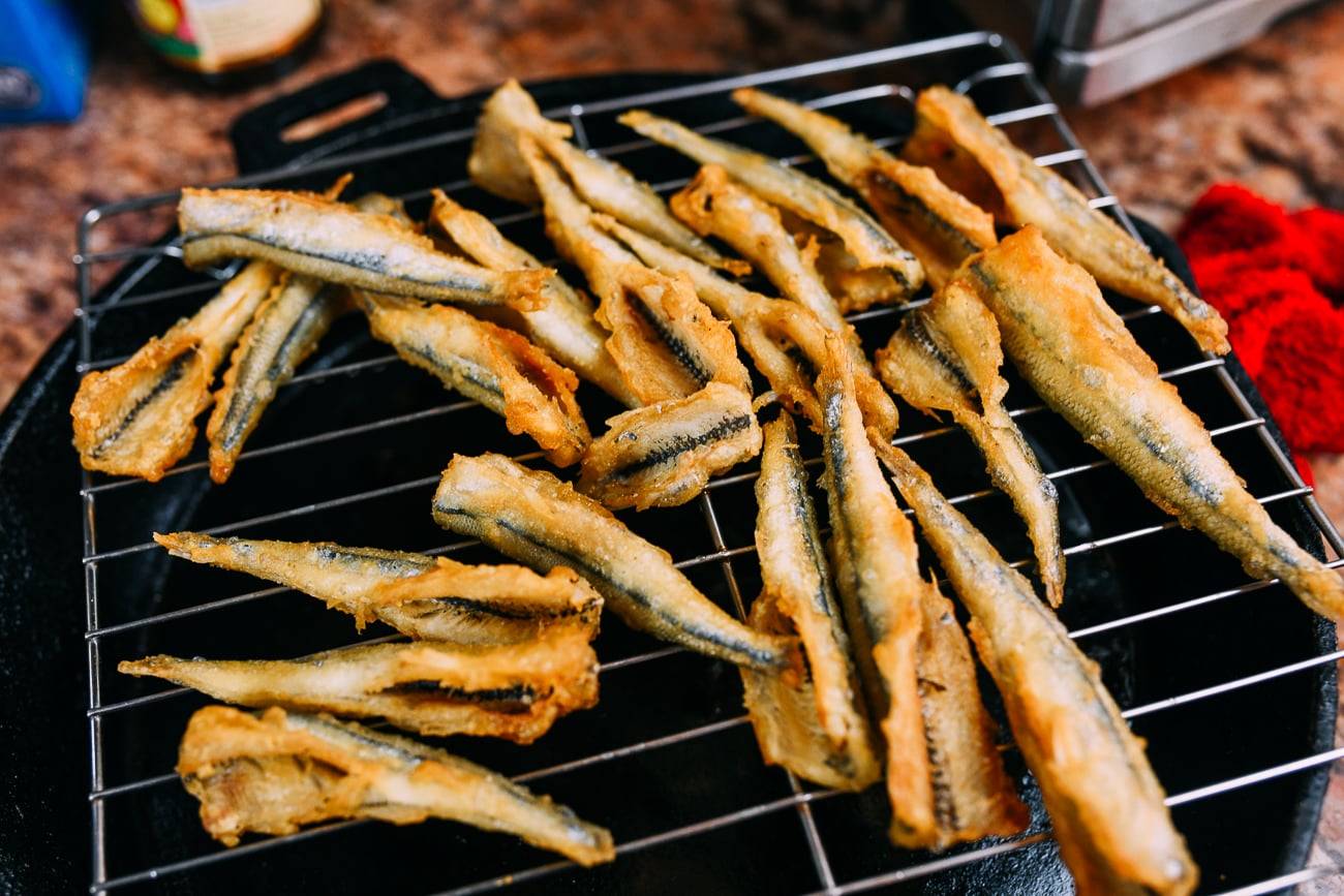 fried smelts on cooling rack