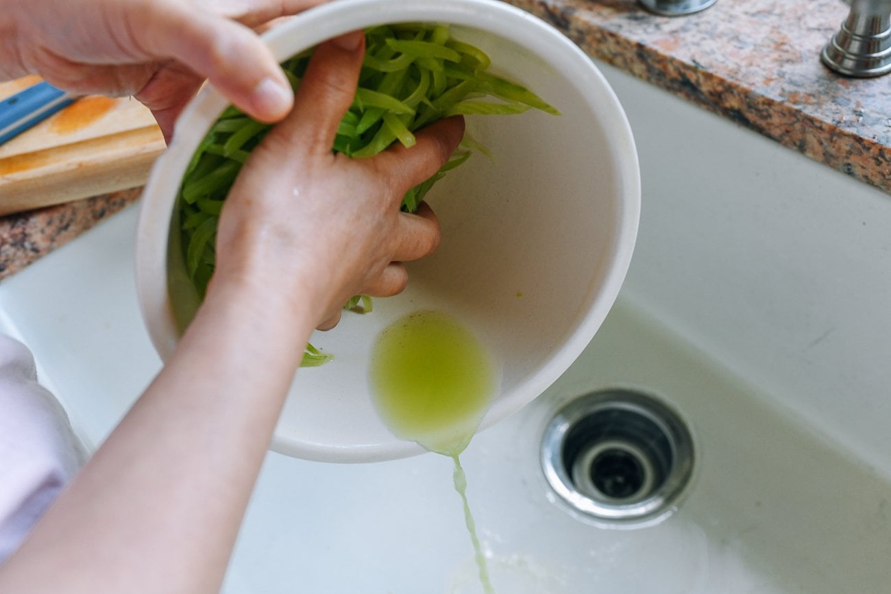Pouring off liquid from celtuce