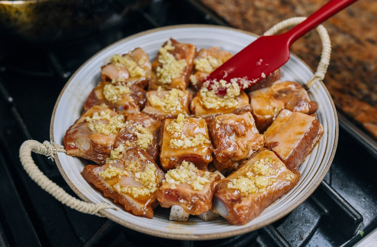 putting garlic on top of ribs