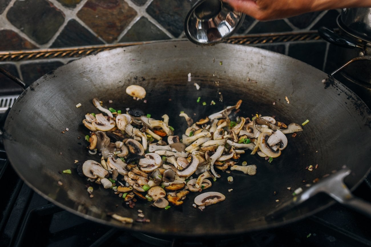 adding Shaoxing wine to mushrooms
