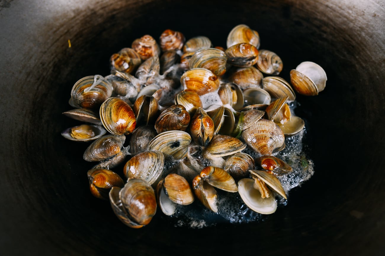clams in wok