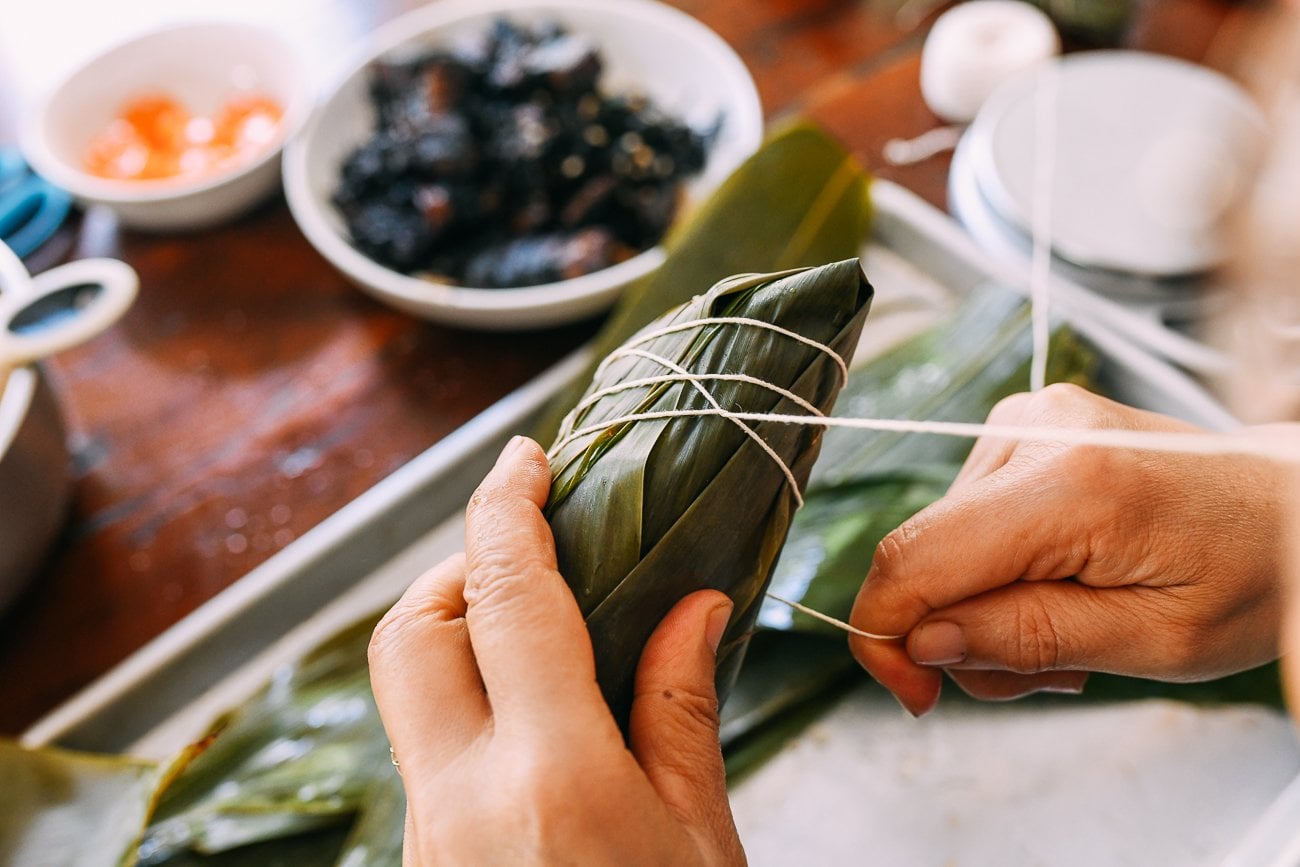 tying zongzi with kitchen string