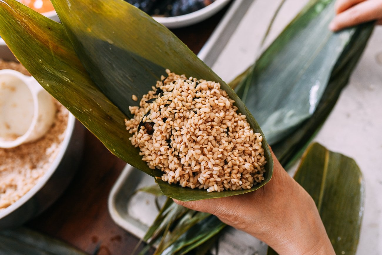 Assembling zongzi