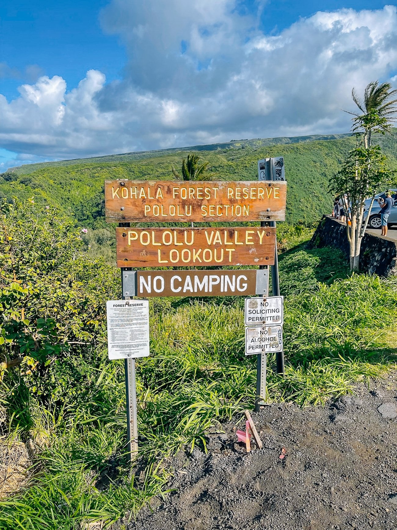 Pololu Valley Lookout sign
