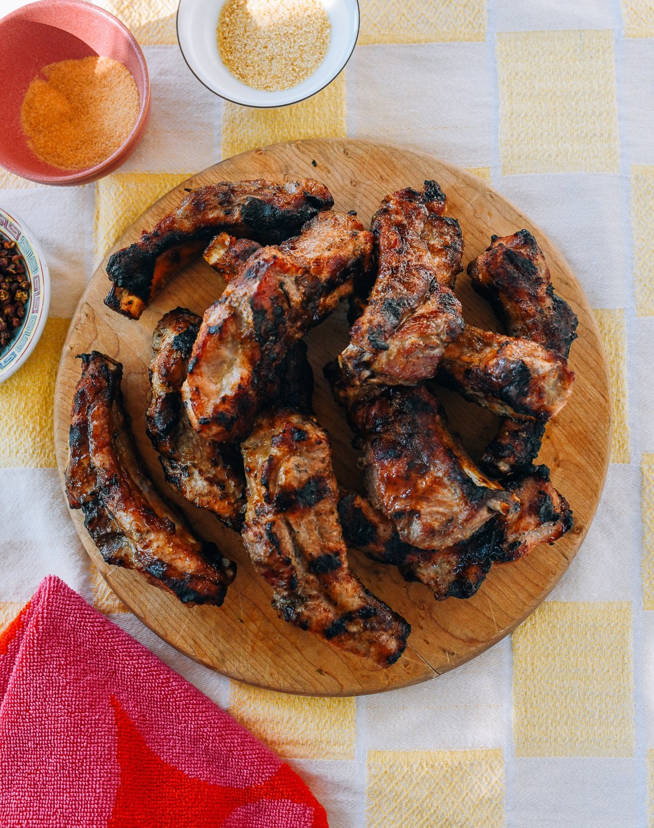 grilled ribs on cutting board