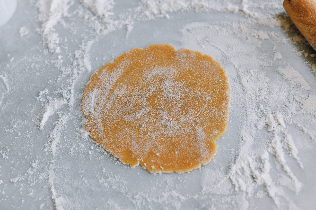 mooncake dough rolled out into a circle