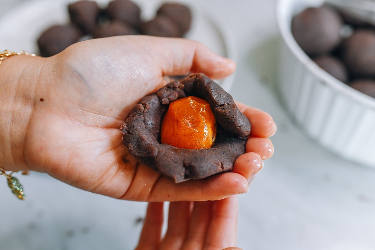 closing red bean paste around salted duck egg yolk