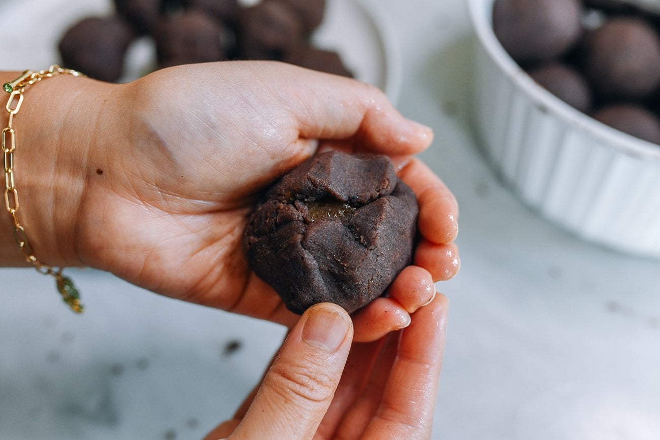closing red bean paste around salted duck egg yolk