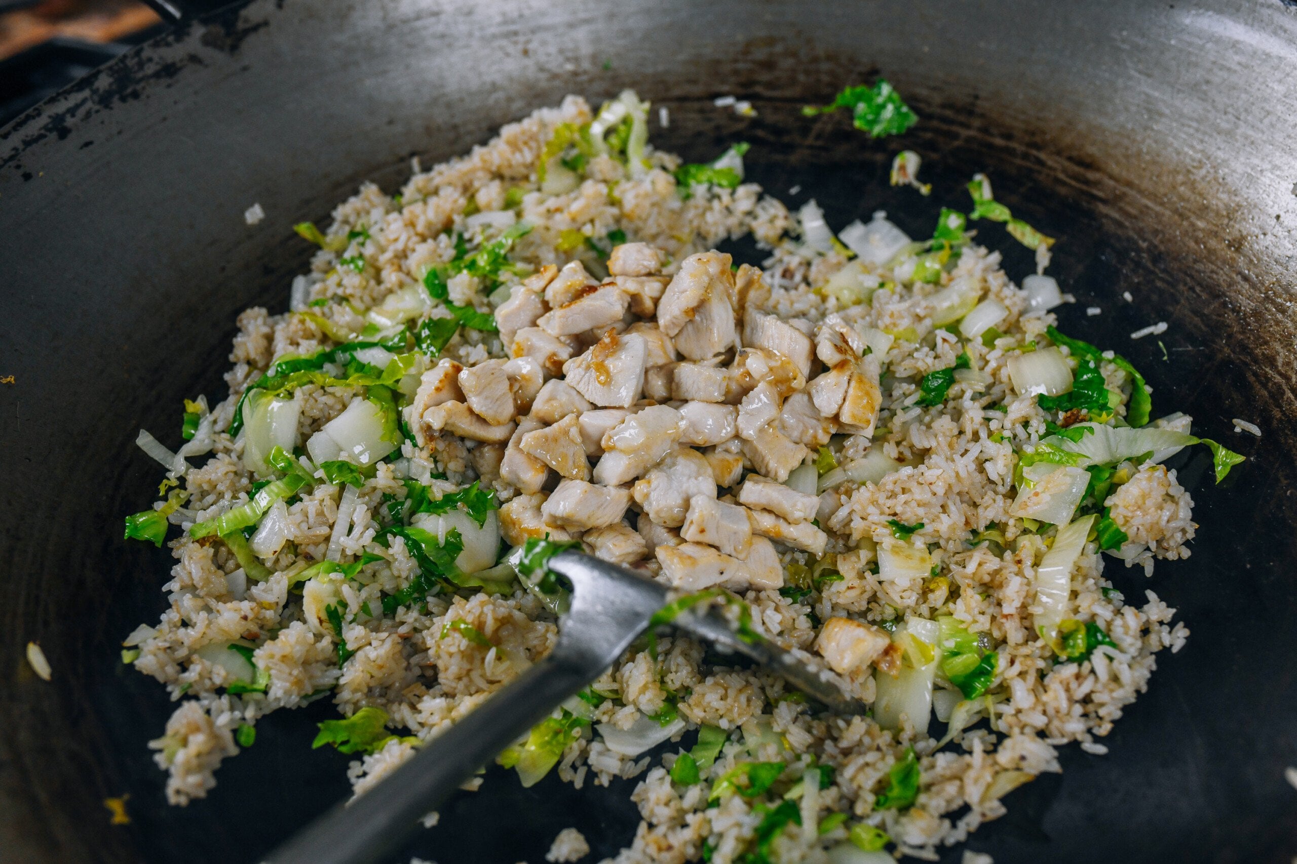 adding chicken to the rice
