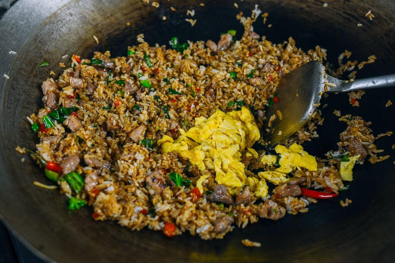adding scrambled egg to fried rice