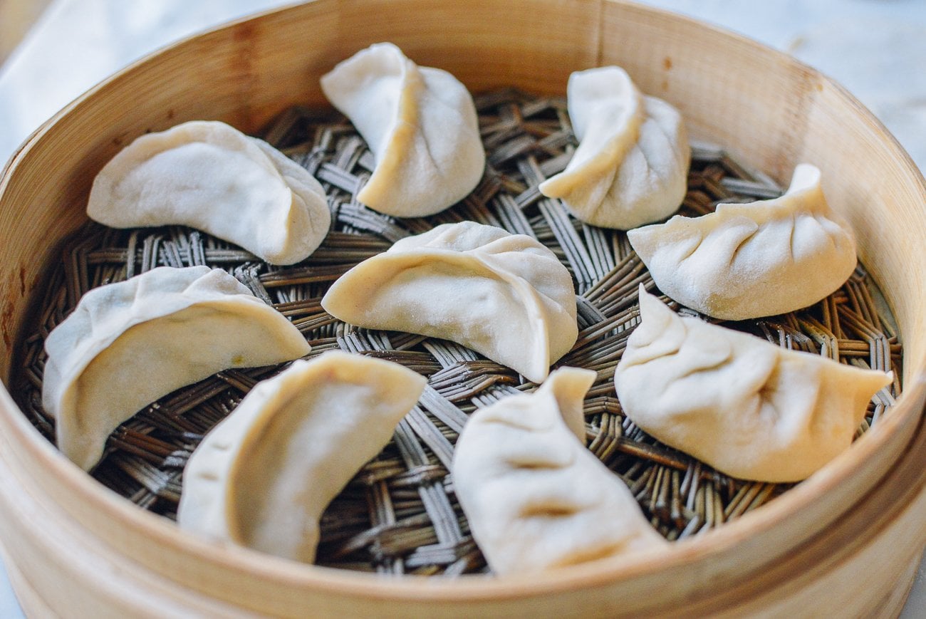 dumplings in bamboo steamer