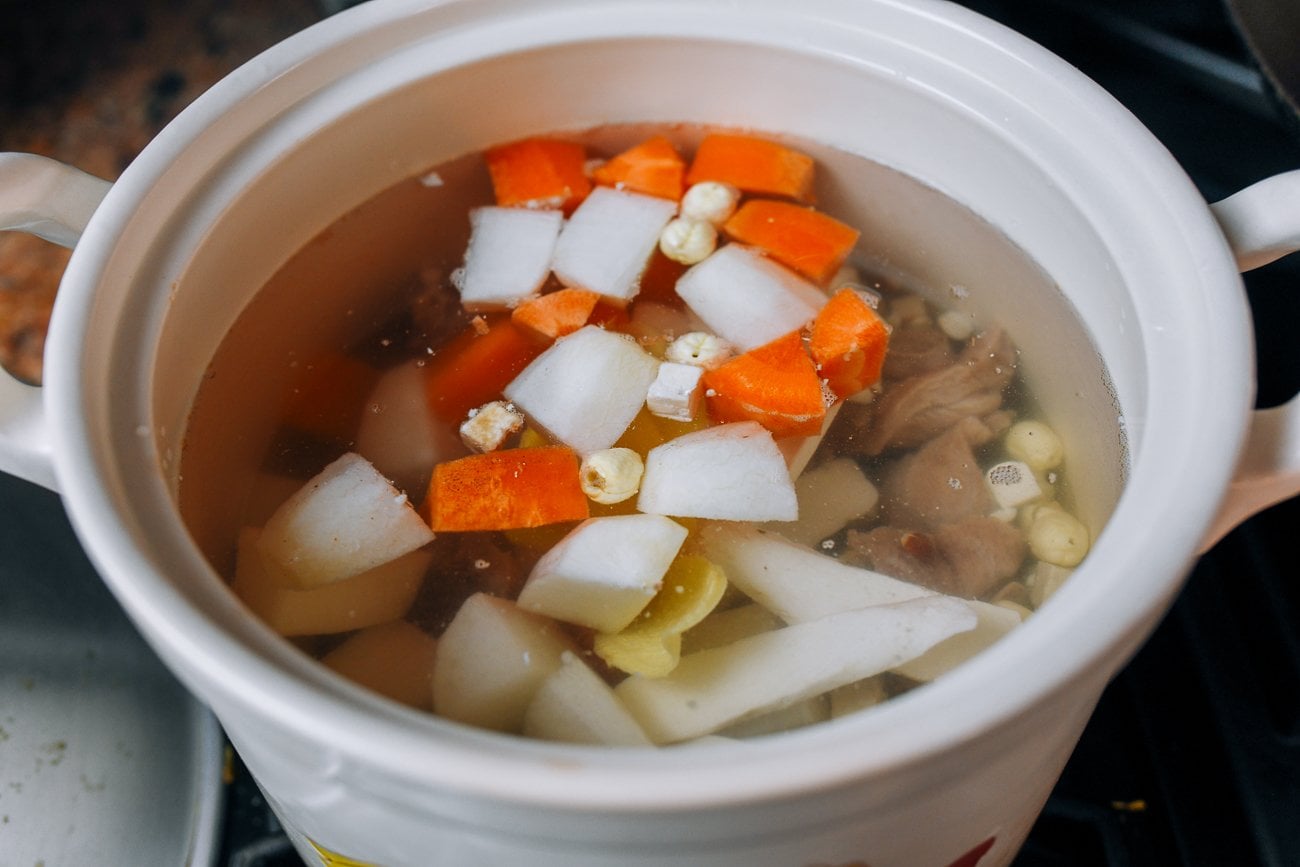 Ingredients for Chinese four herbs soup in pot
