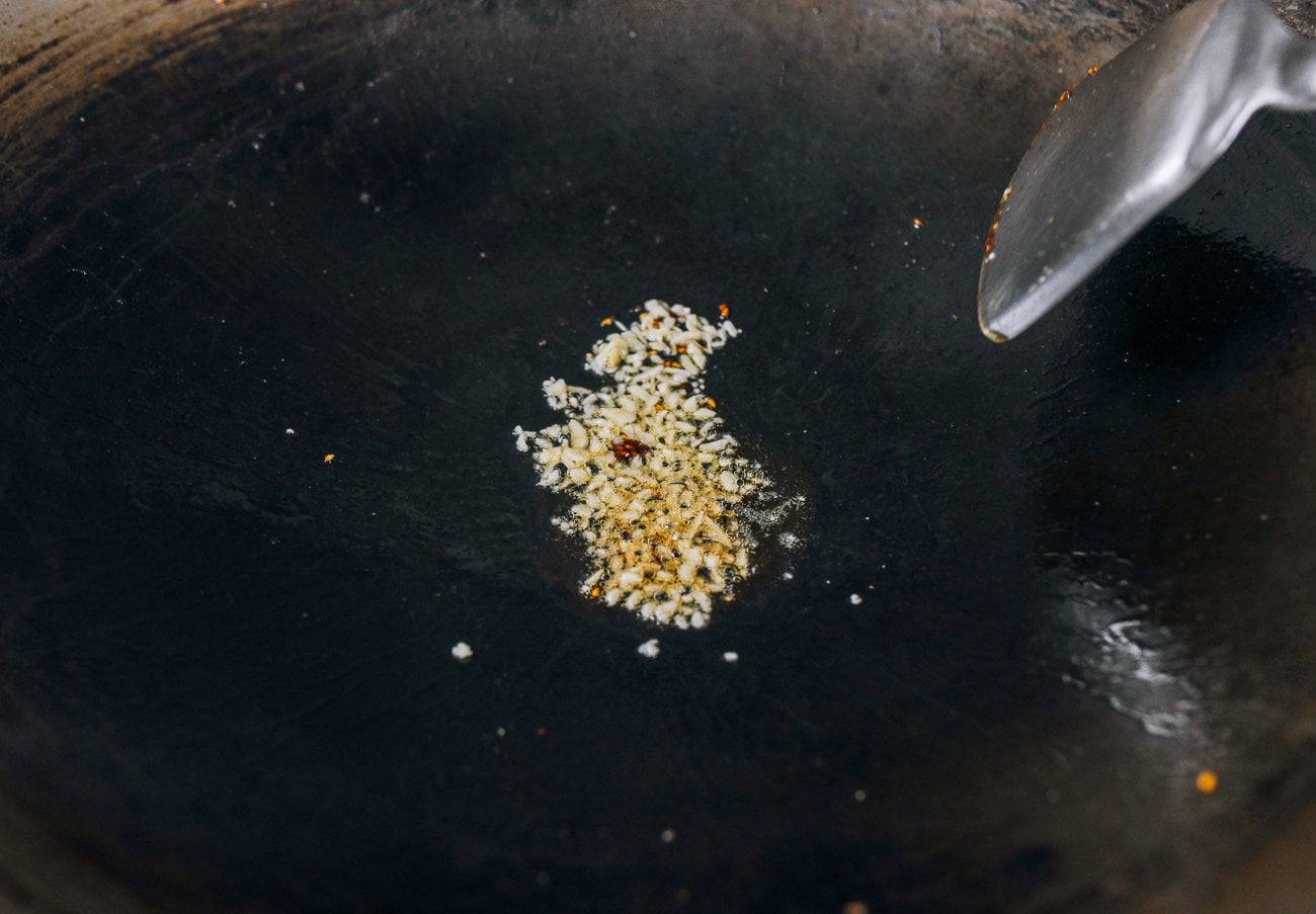 garlic in wok