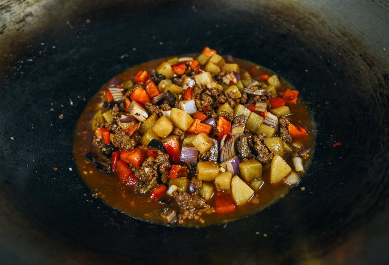 braised ground pork and potato in wok