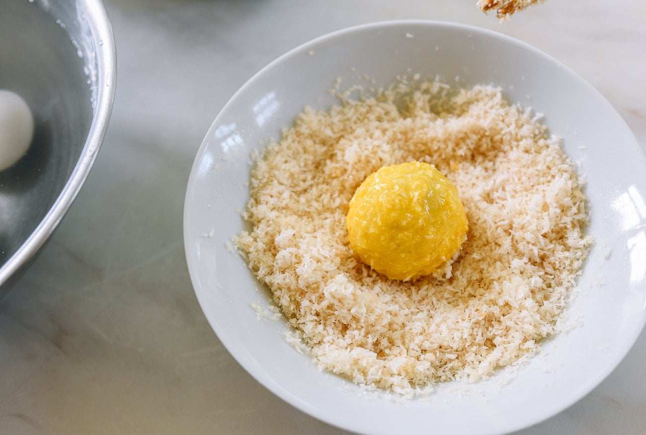 Coating tang yuan to make crispy tang yuan