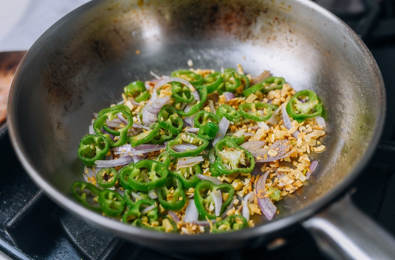 peppers, shallots, and garlic for salt and pepper chicken