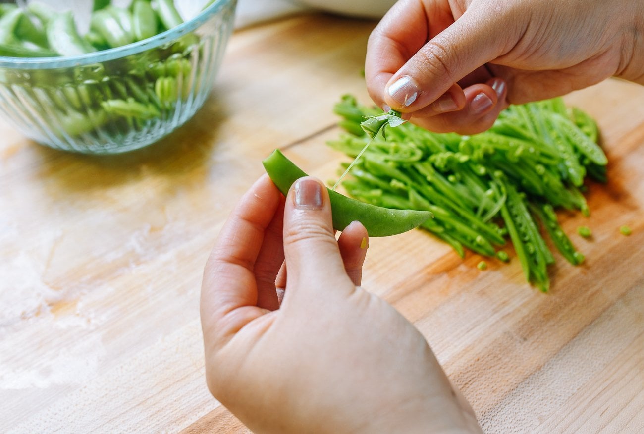 De-stringing sugar snap pea