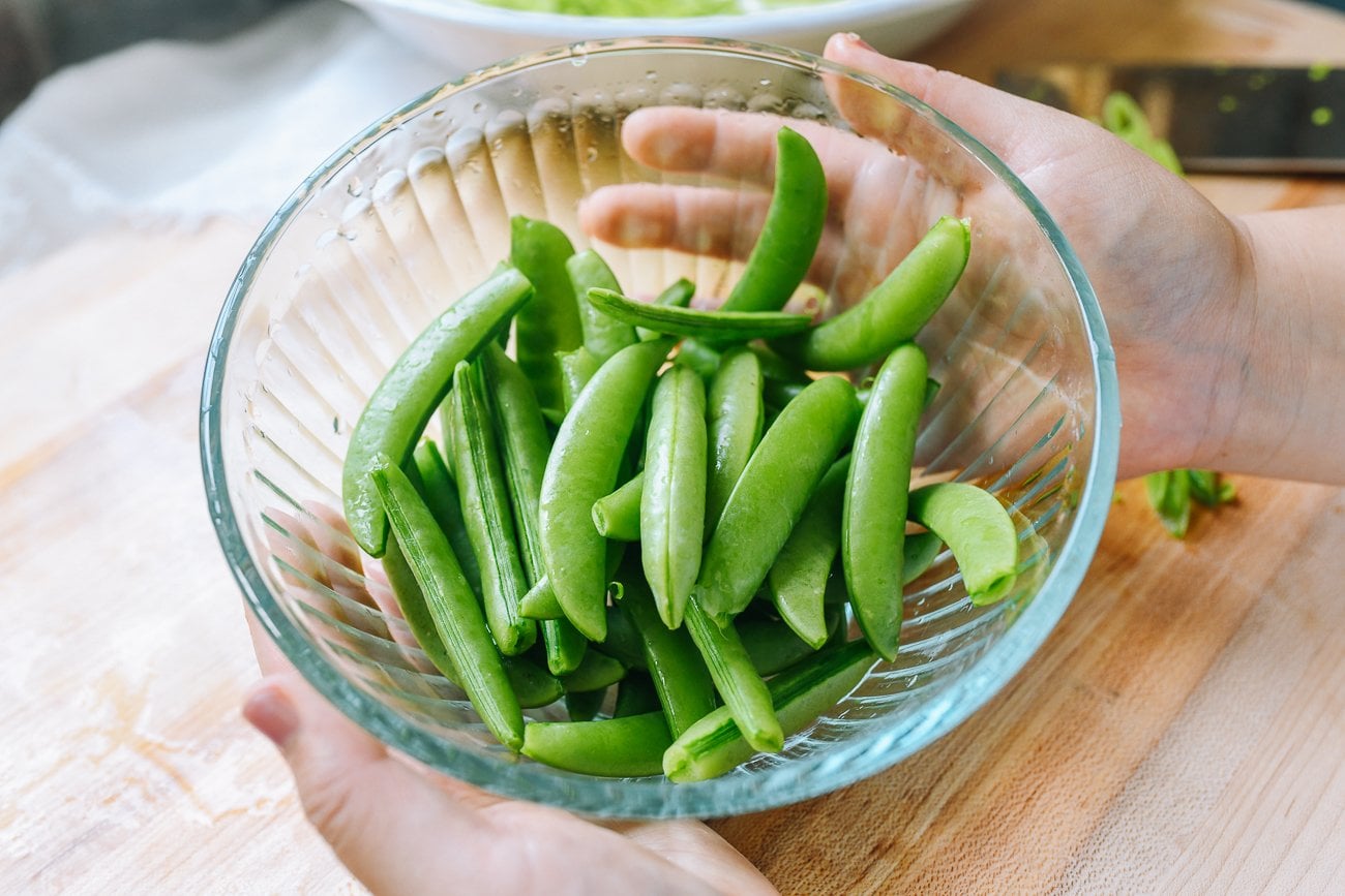 Bowl of trimmed sugar snap peas