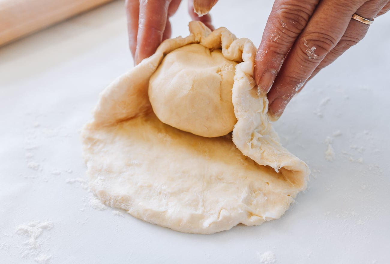 wrapping water dough around oil dough