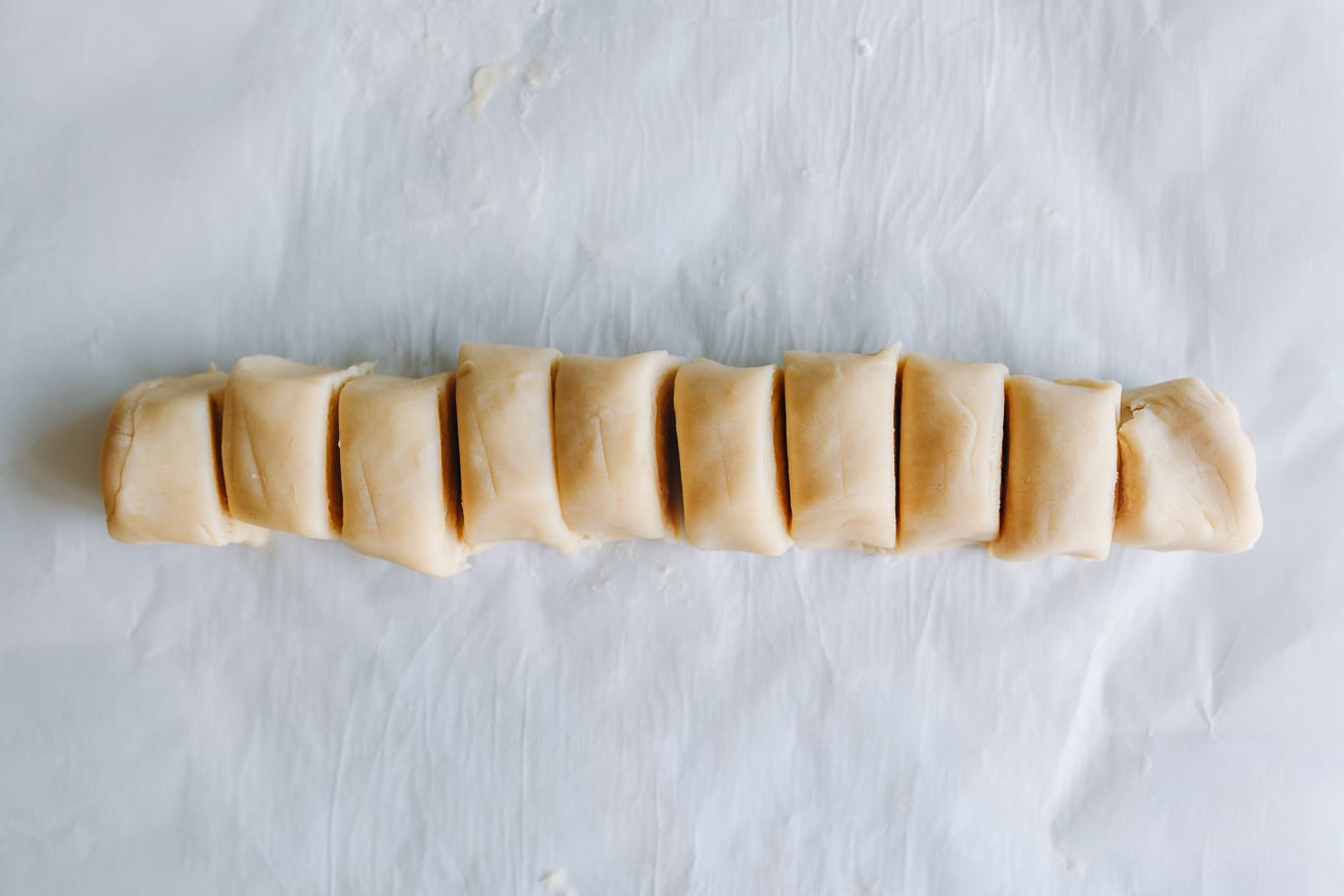 dough roll cut into 10 pieces