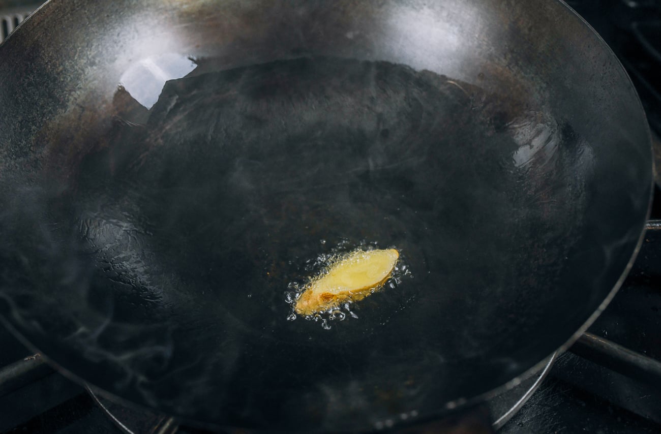 ginger slice in wok