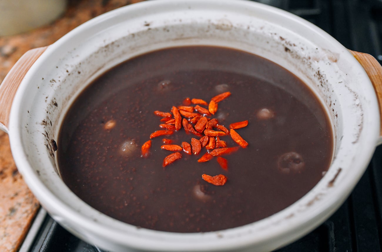 Adding goji berries to sweet chinese soup