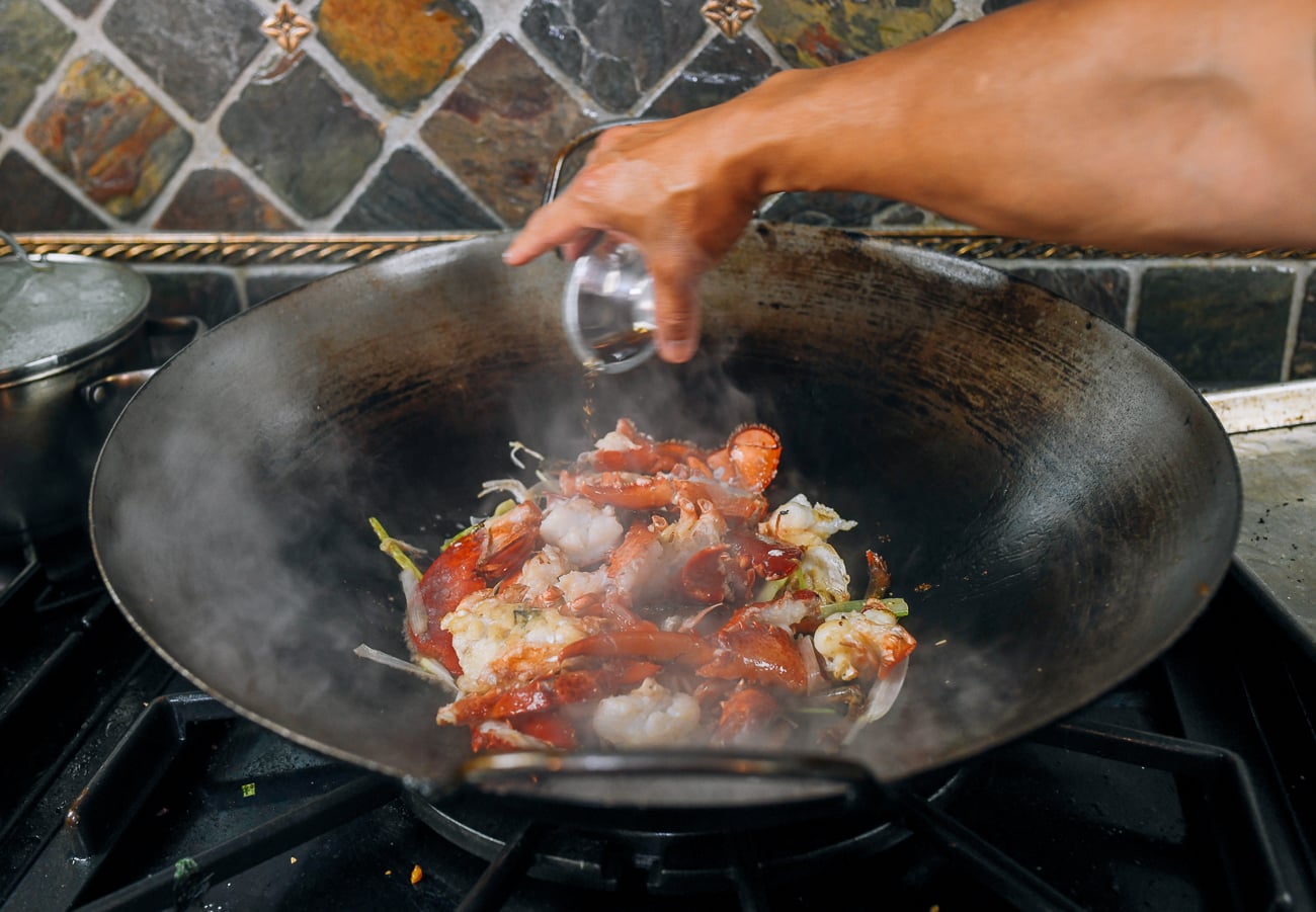 adding Shaoxing wine to ginger scallion lobster