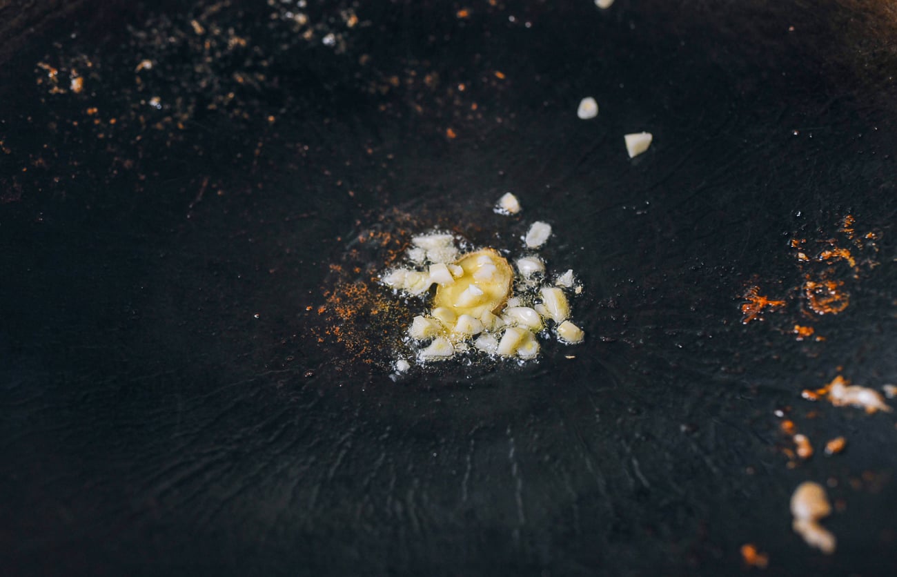 ginger and garlic in wok