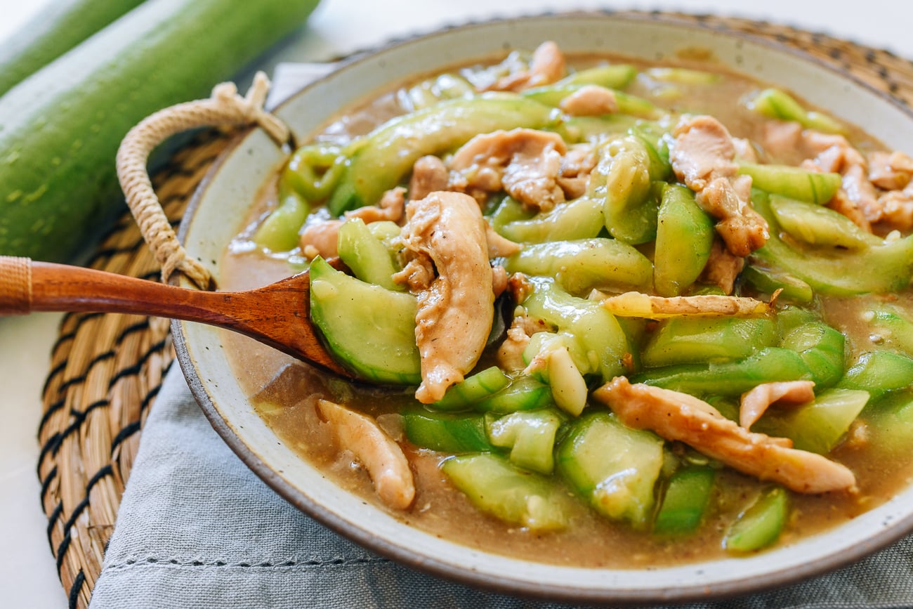 Spoonful of loofah with chicken