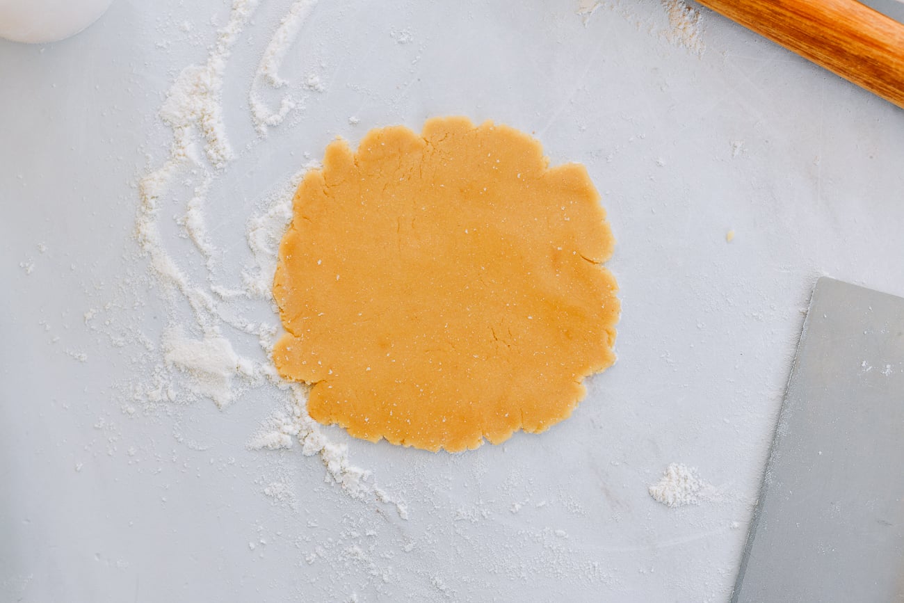 mooncake dough rolled out into circle