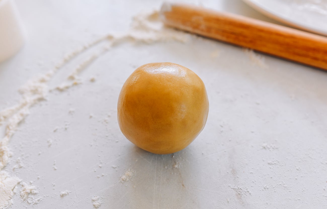 smooth ball of mooncake dough and filling