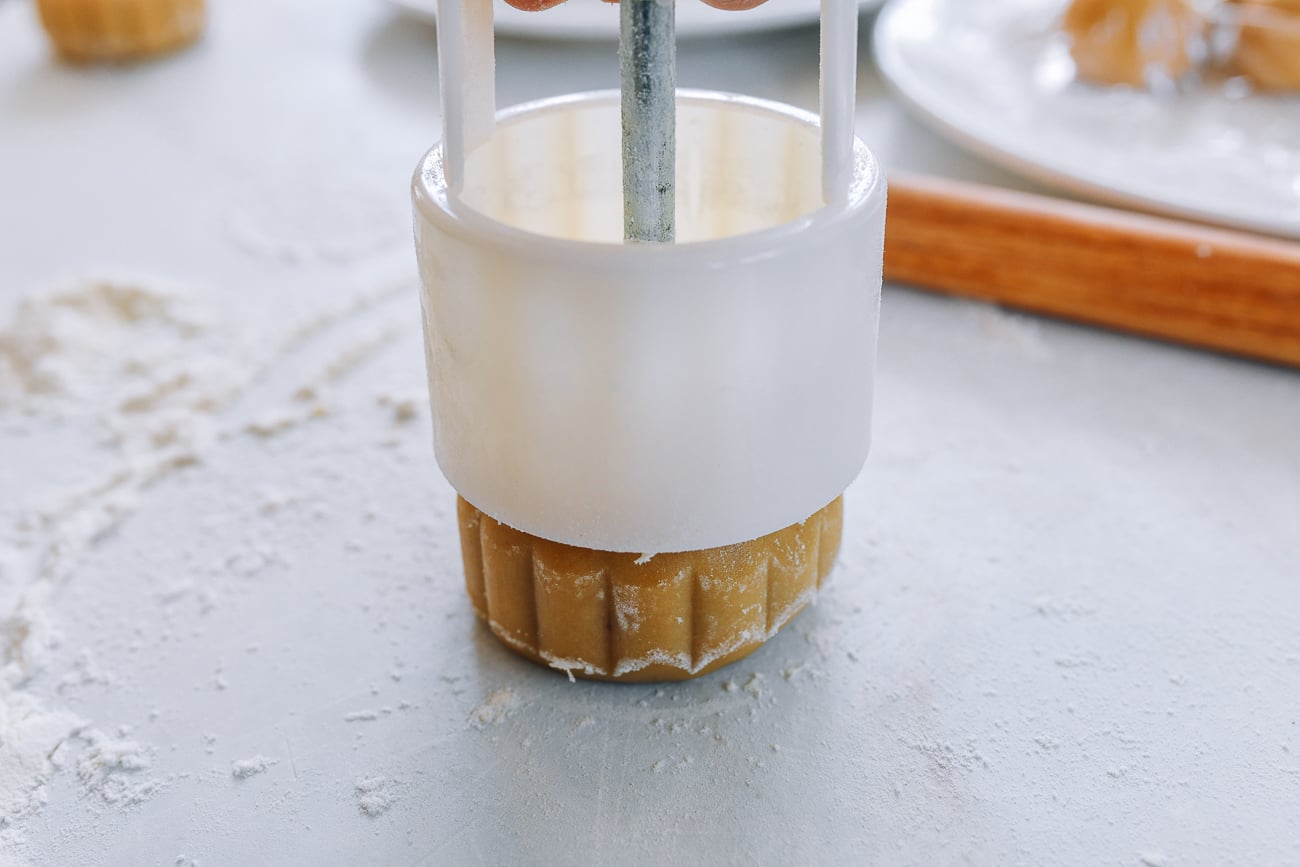 lifting mold off of mooncake