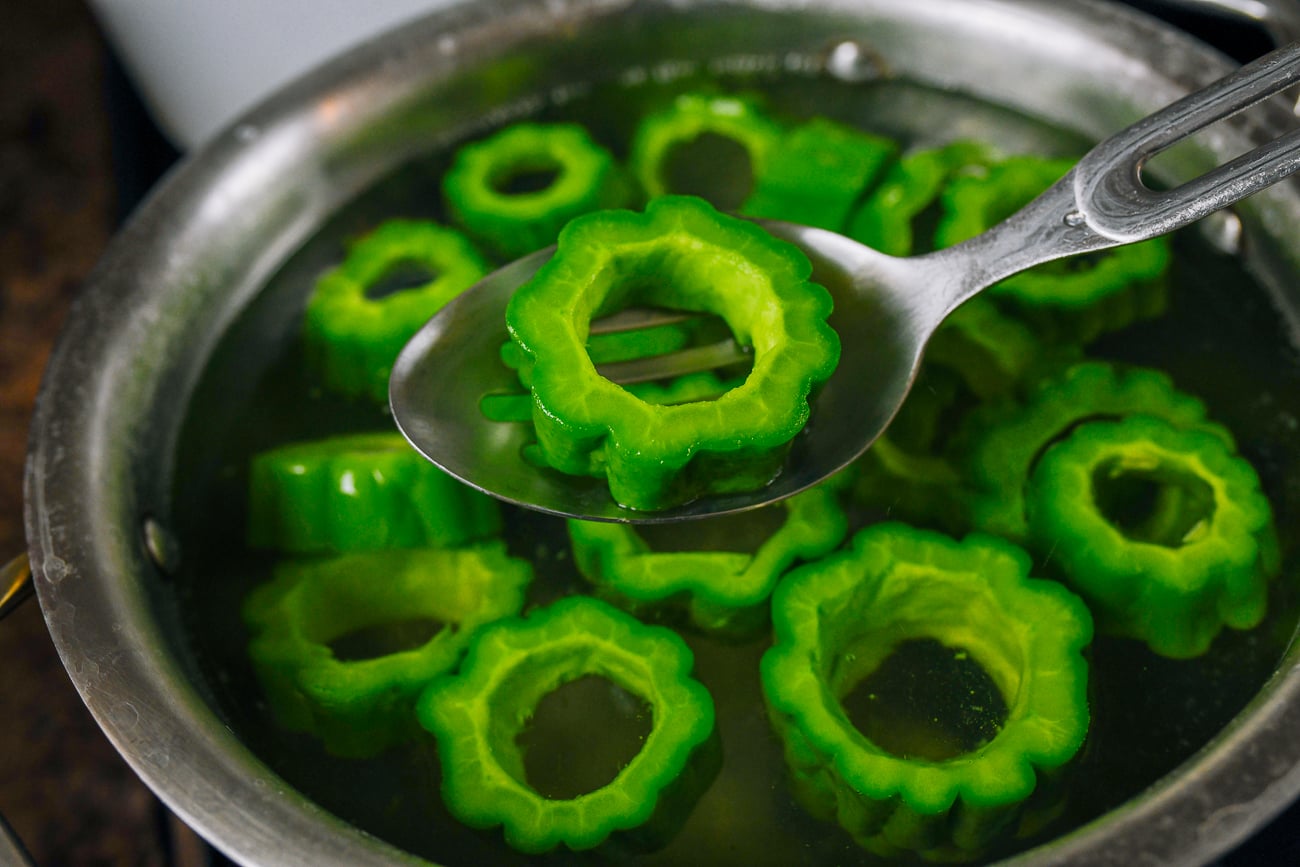 blanching bitter melon rings