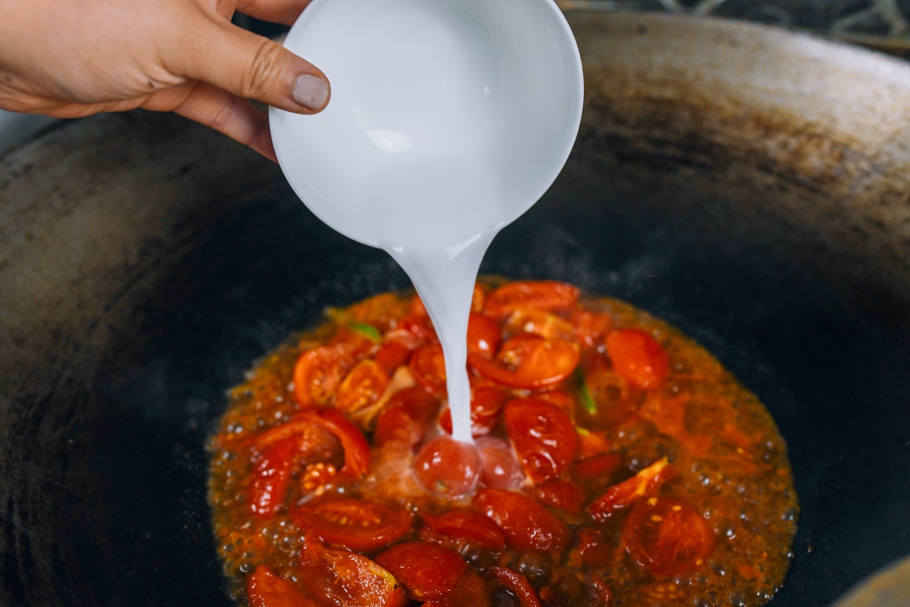 Adding cornstarch slurry to tomato mixture