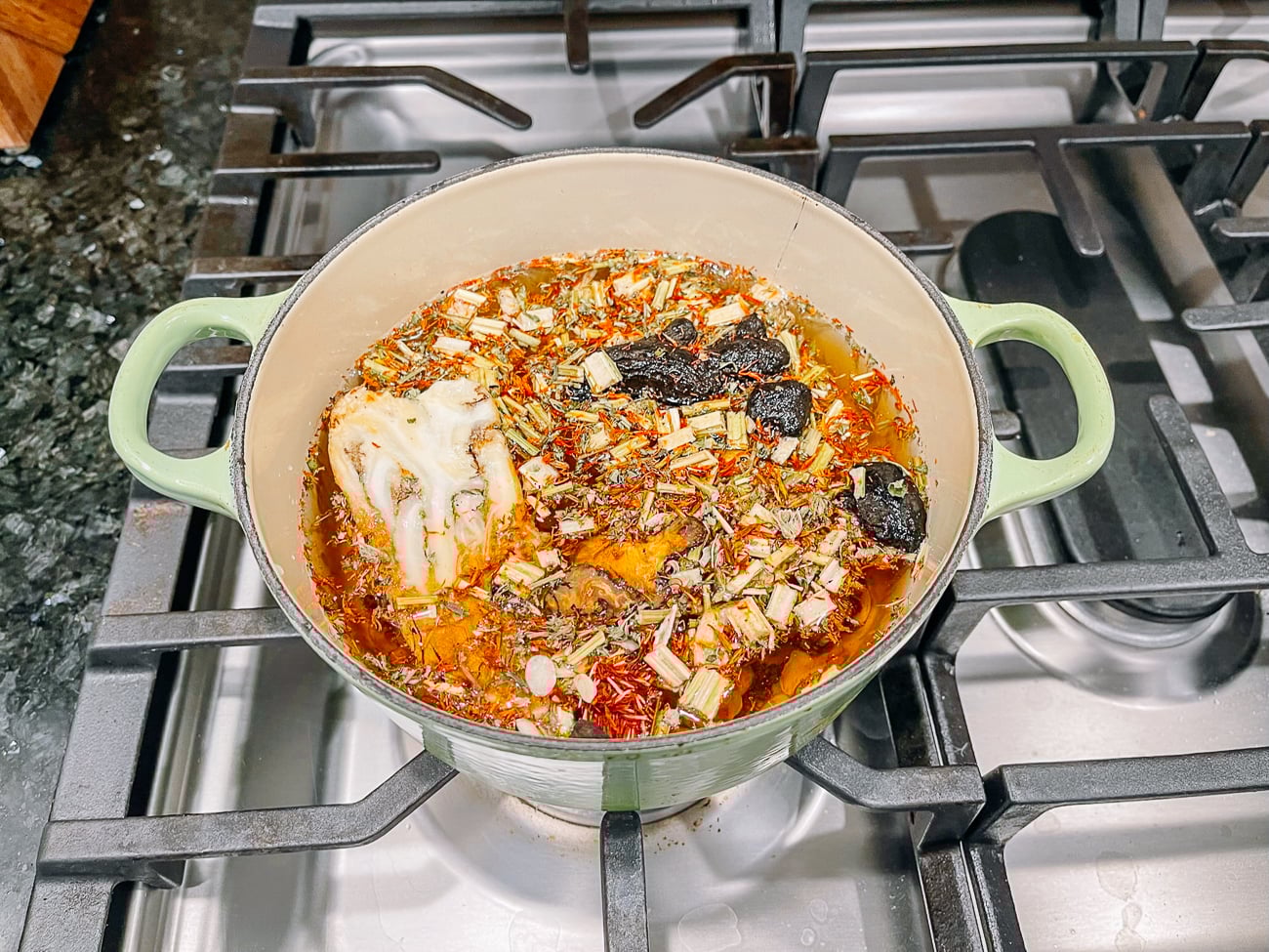Making shenhua tang in pot