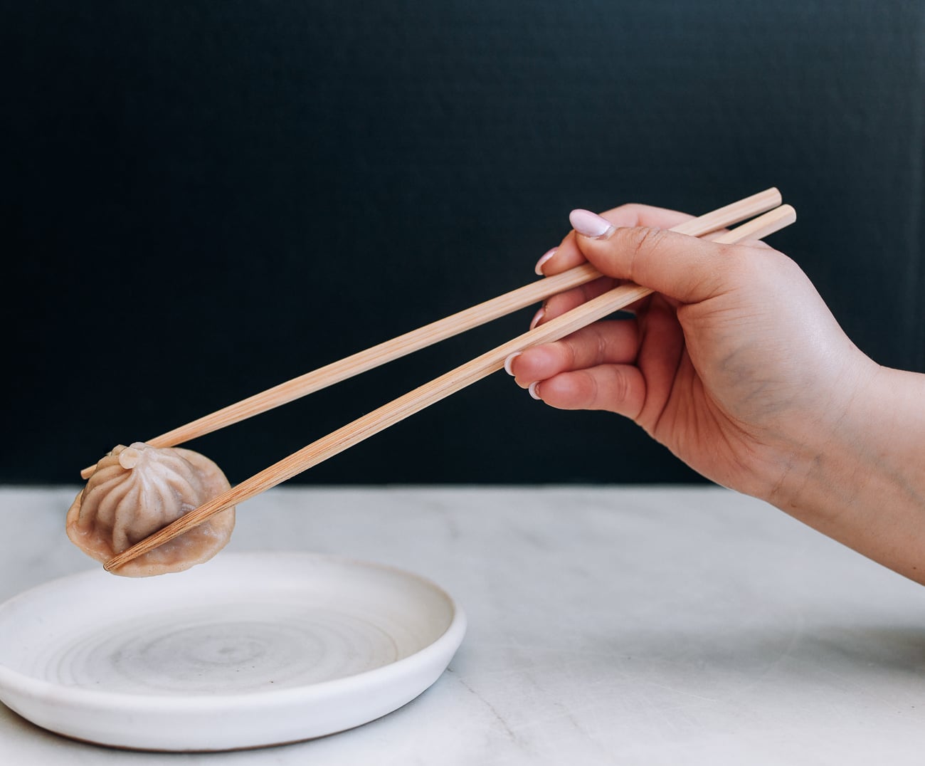 how to hold chopsticks