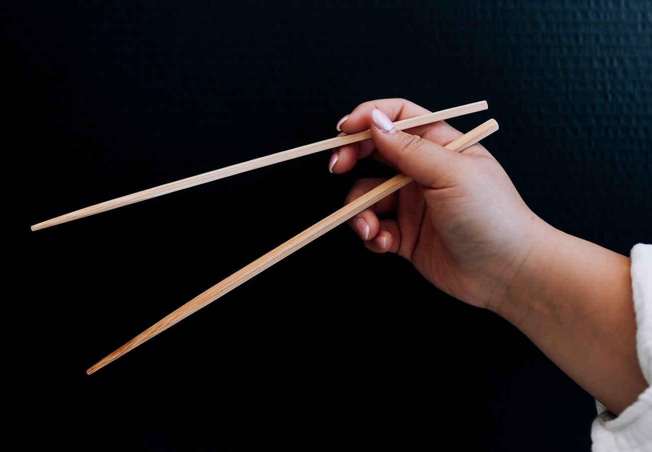 how to hold chopsticks
