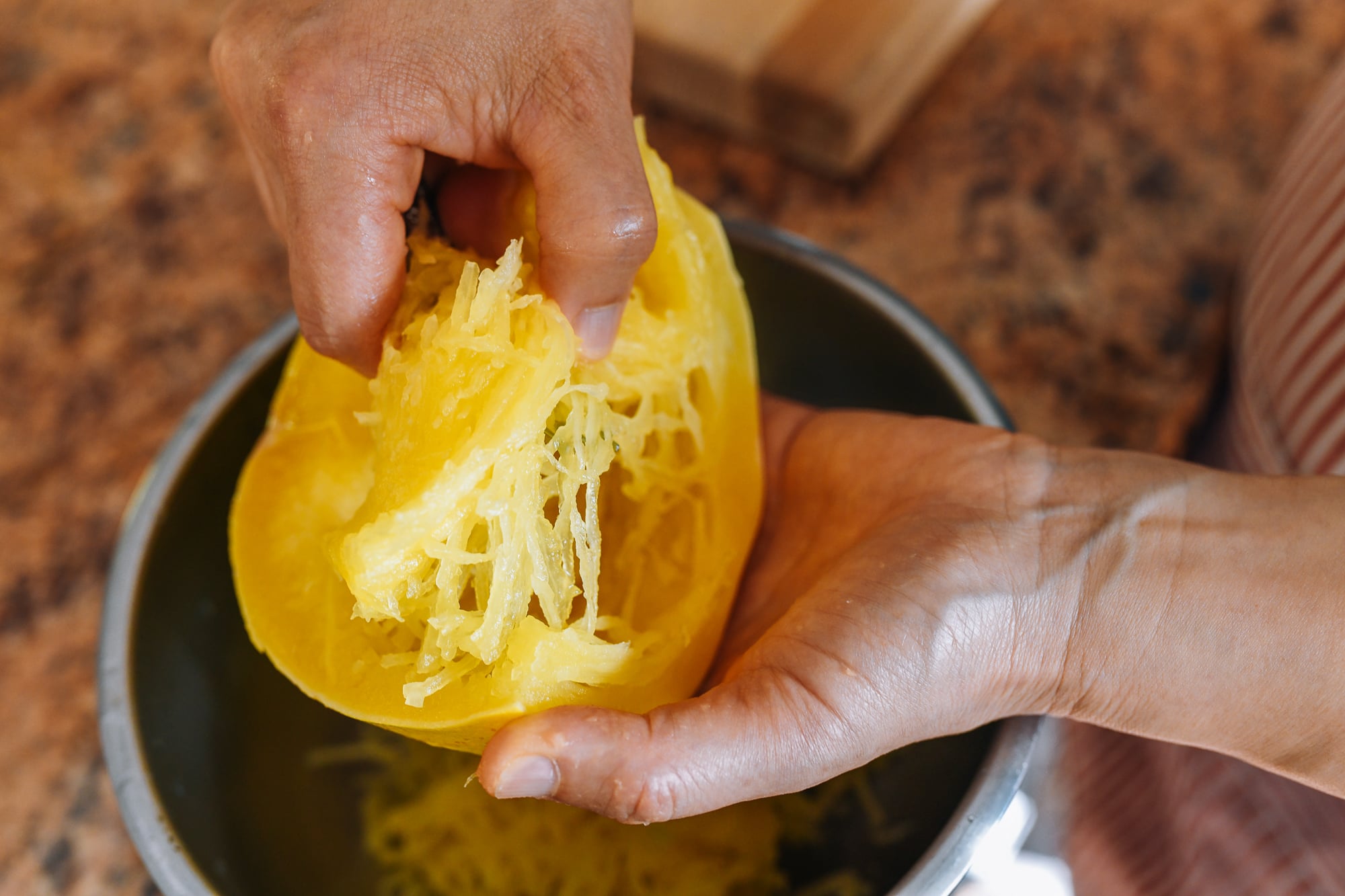 removing spaghetti squash strands from steamed squash