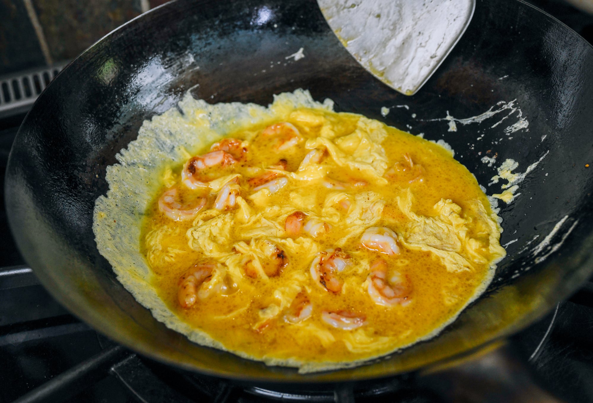 making Chinese scrambled eggs with shrimp