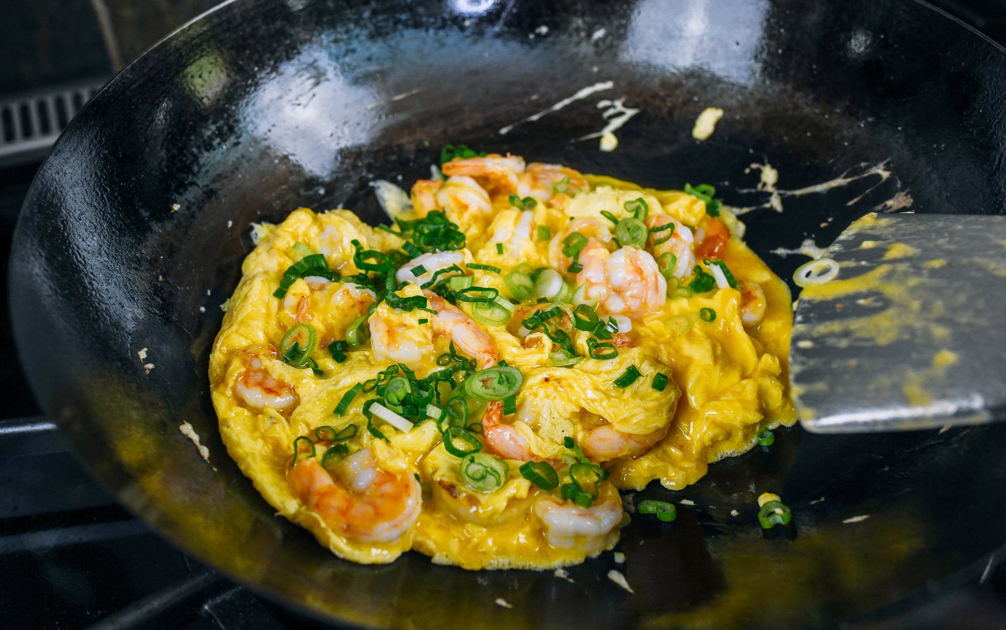 making Chinese scrambled eggs with shrimp