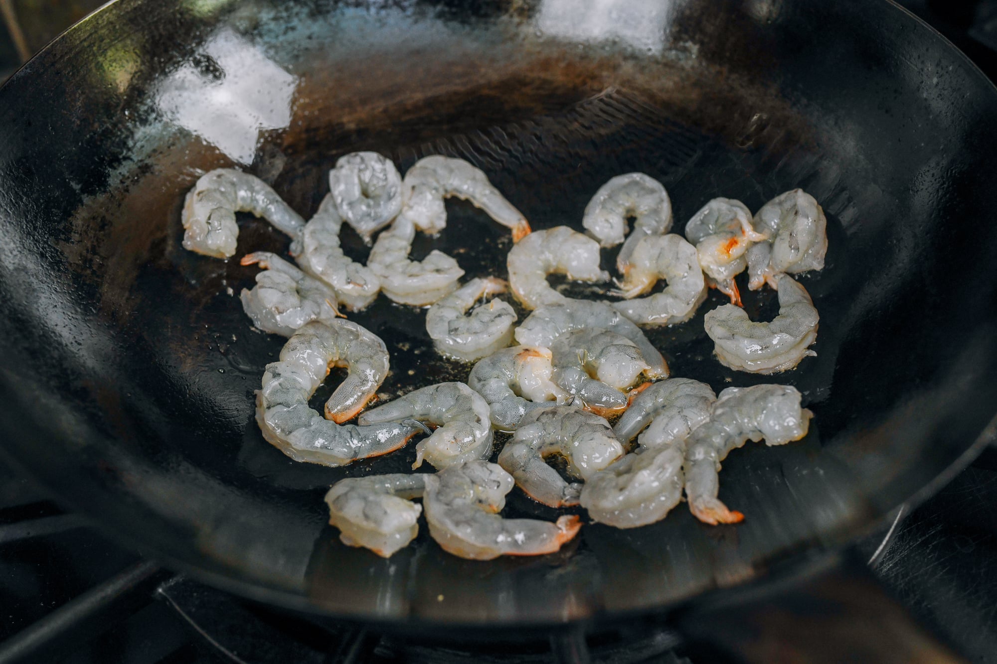 searing shrimp in wok in one layer