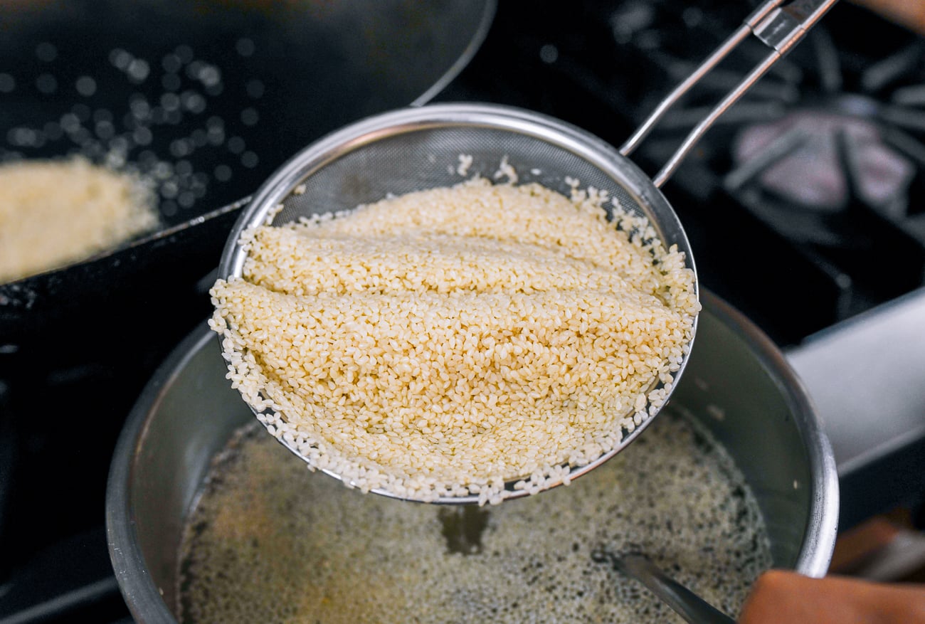 rinsed sesame seeds in fine mesh strainer