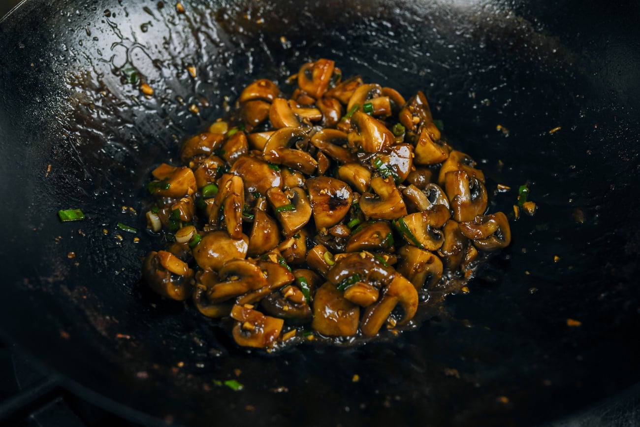 simmering braised mushrooms