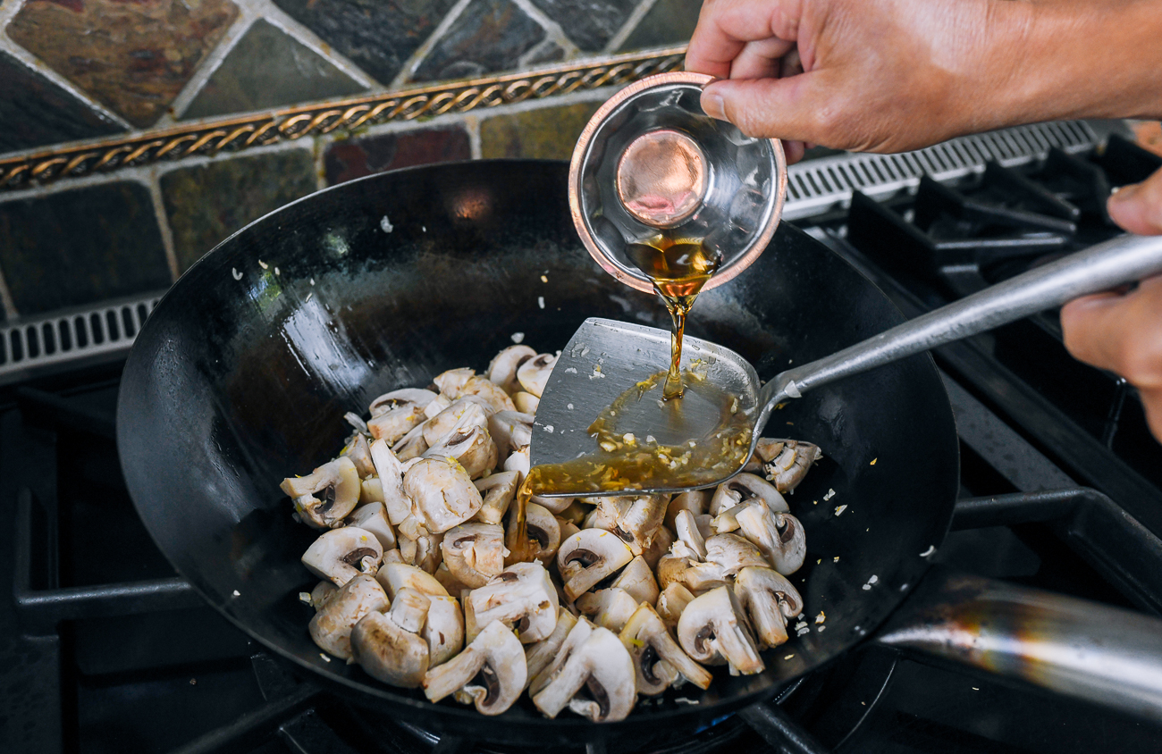 Adding Shaoxing wine to braised mushrooms