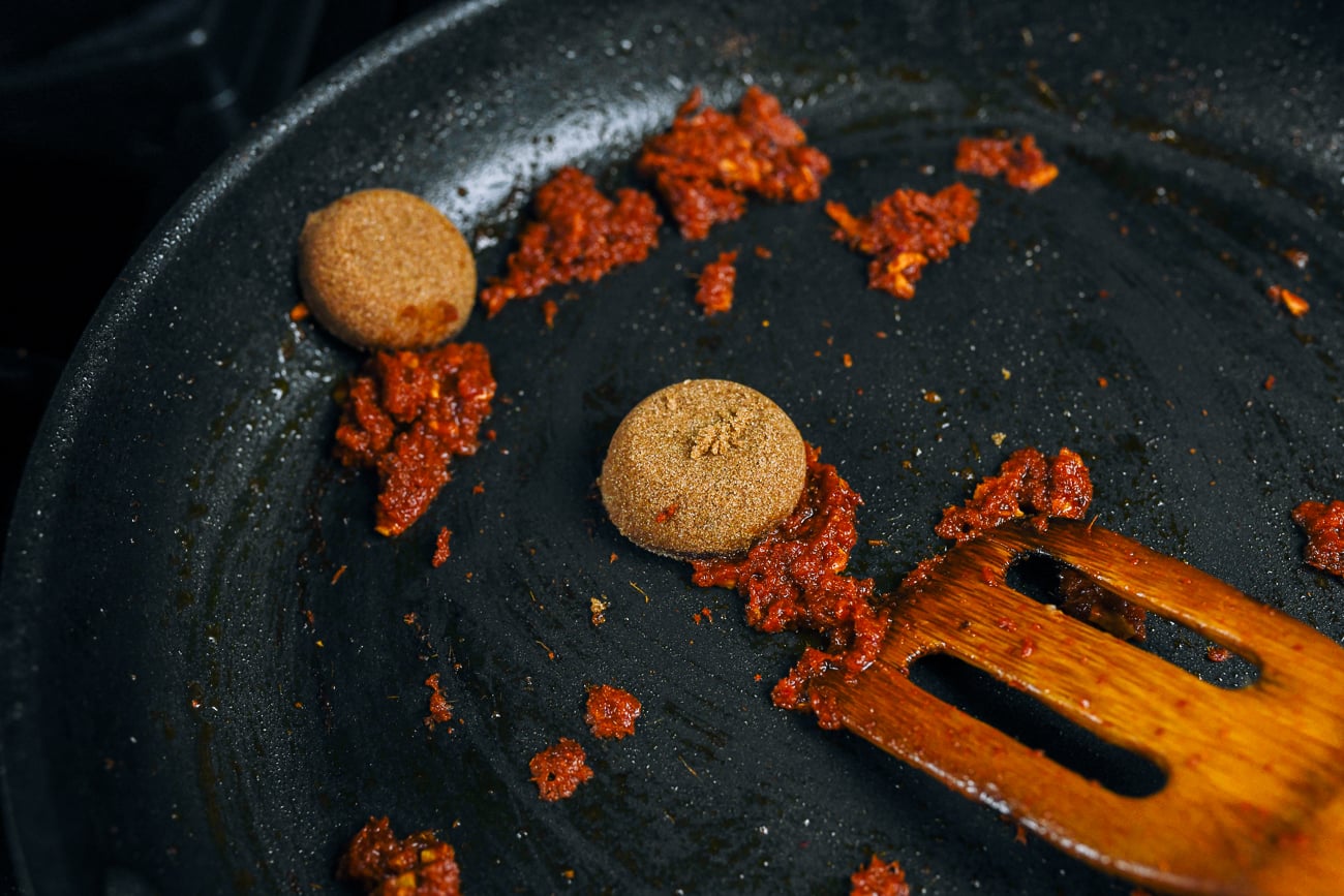 adding brown sugar to curry sauce