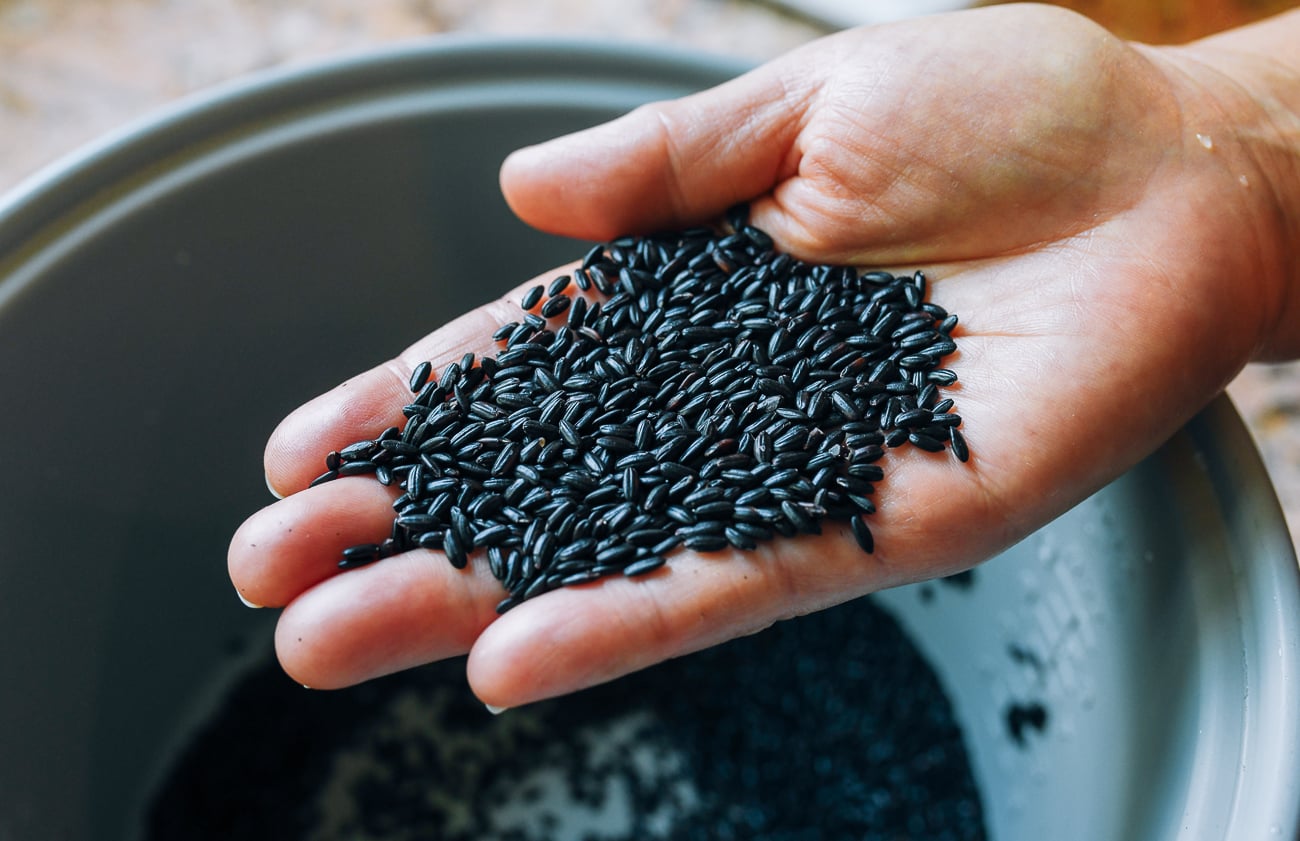 handful of black rice grains