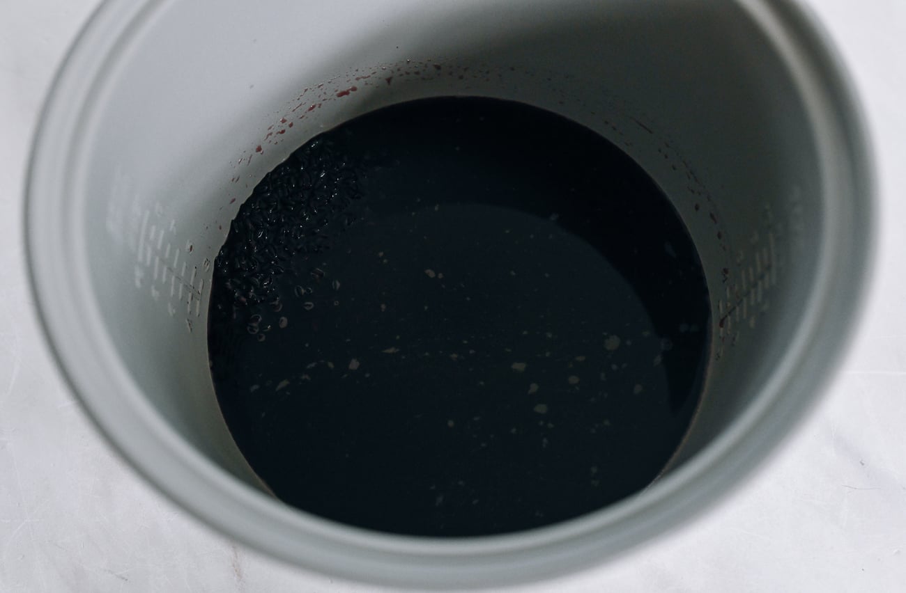 Rice cooker pot with black rice