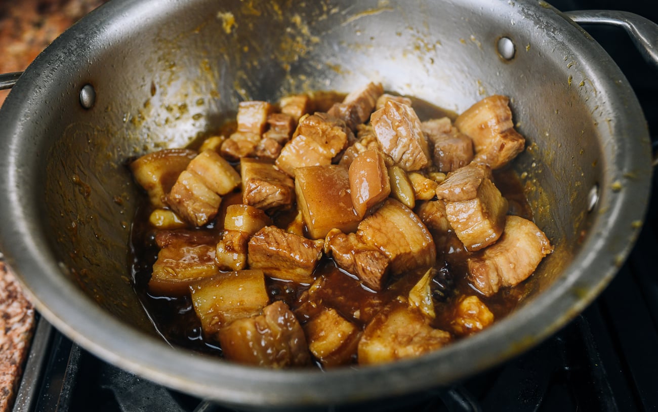 reducing sauce in braised pork belly