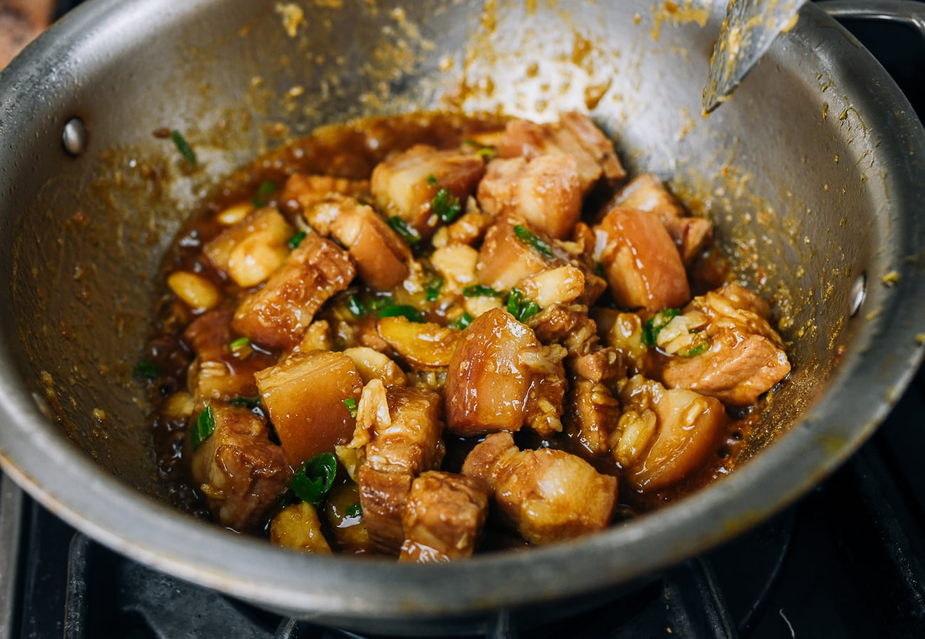 braised pork belly with 40 cloves of garlic and scallion